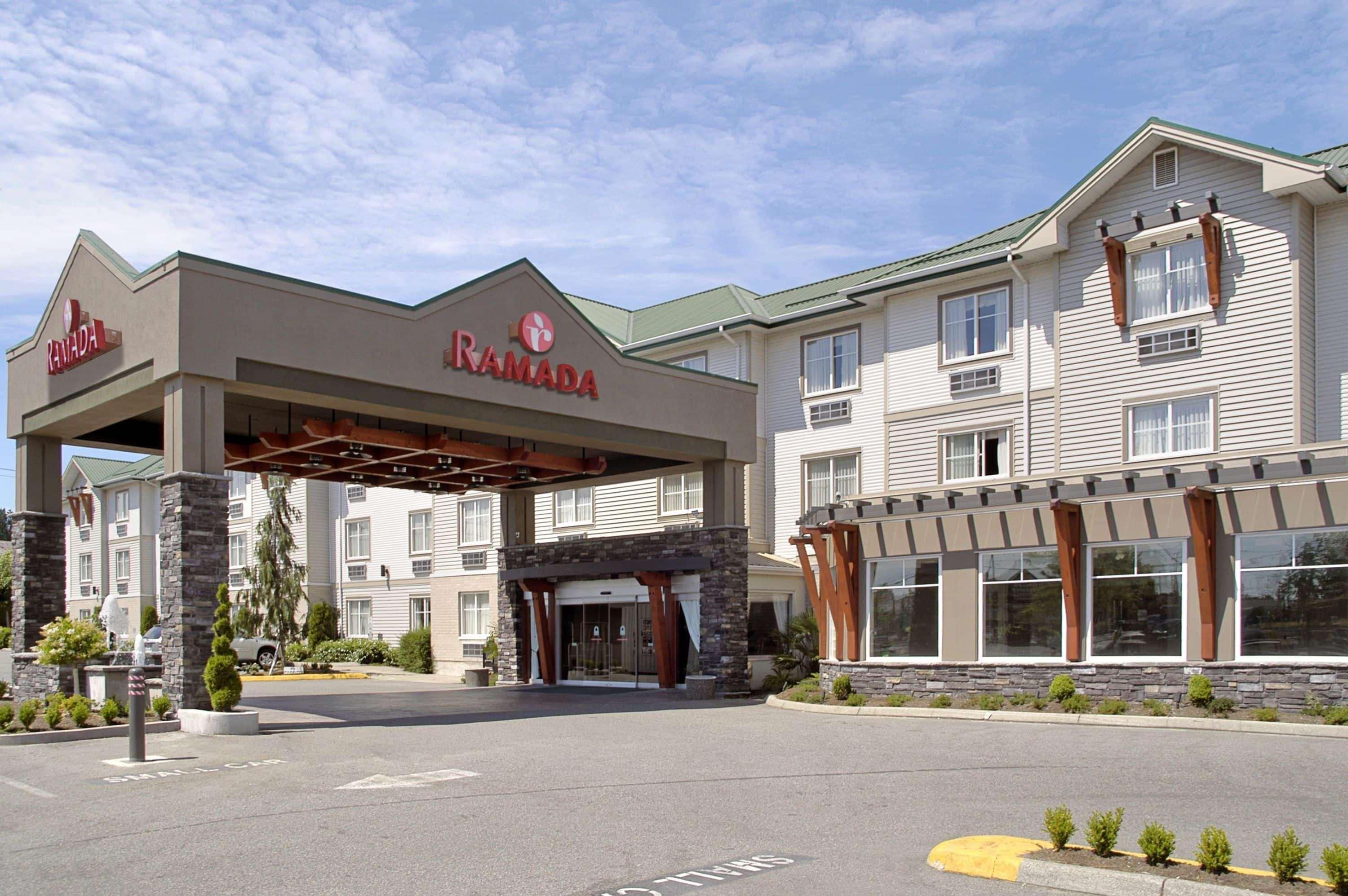 Готель Ramada By Wyndham Surrey/Langley Екстер'єр фото